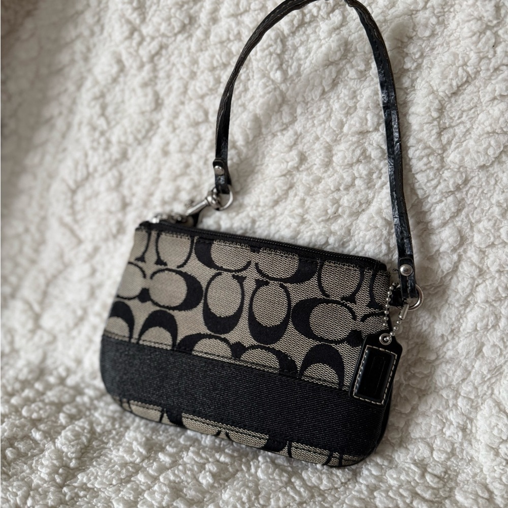 Vintage Coach Signature Monogrammed Wristlet in Black Cs Canvas & Black Leather - Picture 5 of 12